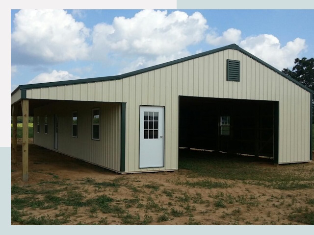 Строительство конюшен в Большой Камне